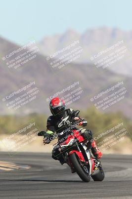 media/Oct-30-2025-Racers Edge (Thu) [[dabbdaf680]]/3-B Group/Session 2 (Turn 14)/